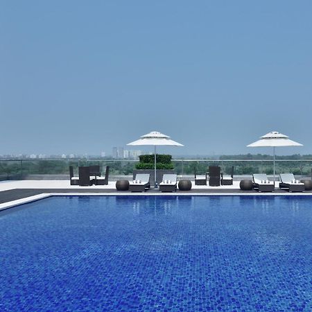 The Westin Kolkata Rajarhat מראה חיצוני תמונה The pool at the 360° Sky Lounge