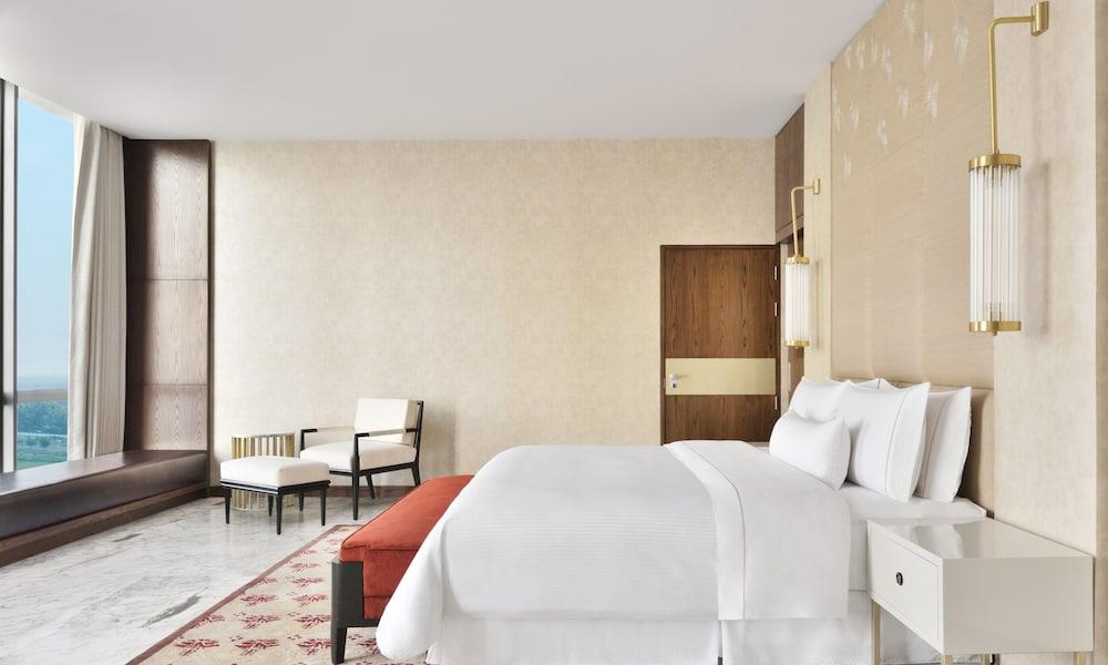 The Westin Kolkata Rajarhat מראה חיצוני תמונה A guest room at the Four Seasons Hotel