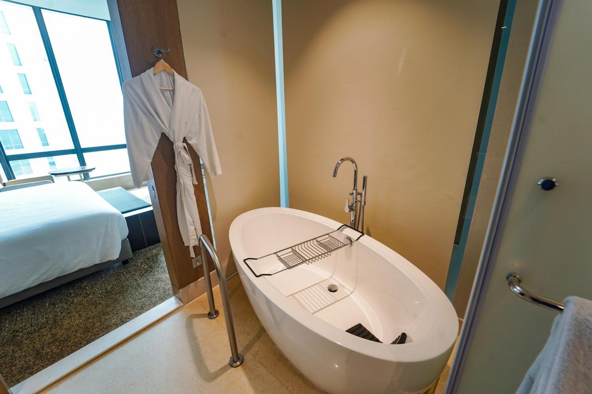 The Westin Kolkata Rajarhat מראה חיצוני תמונה A freestanding bathtub