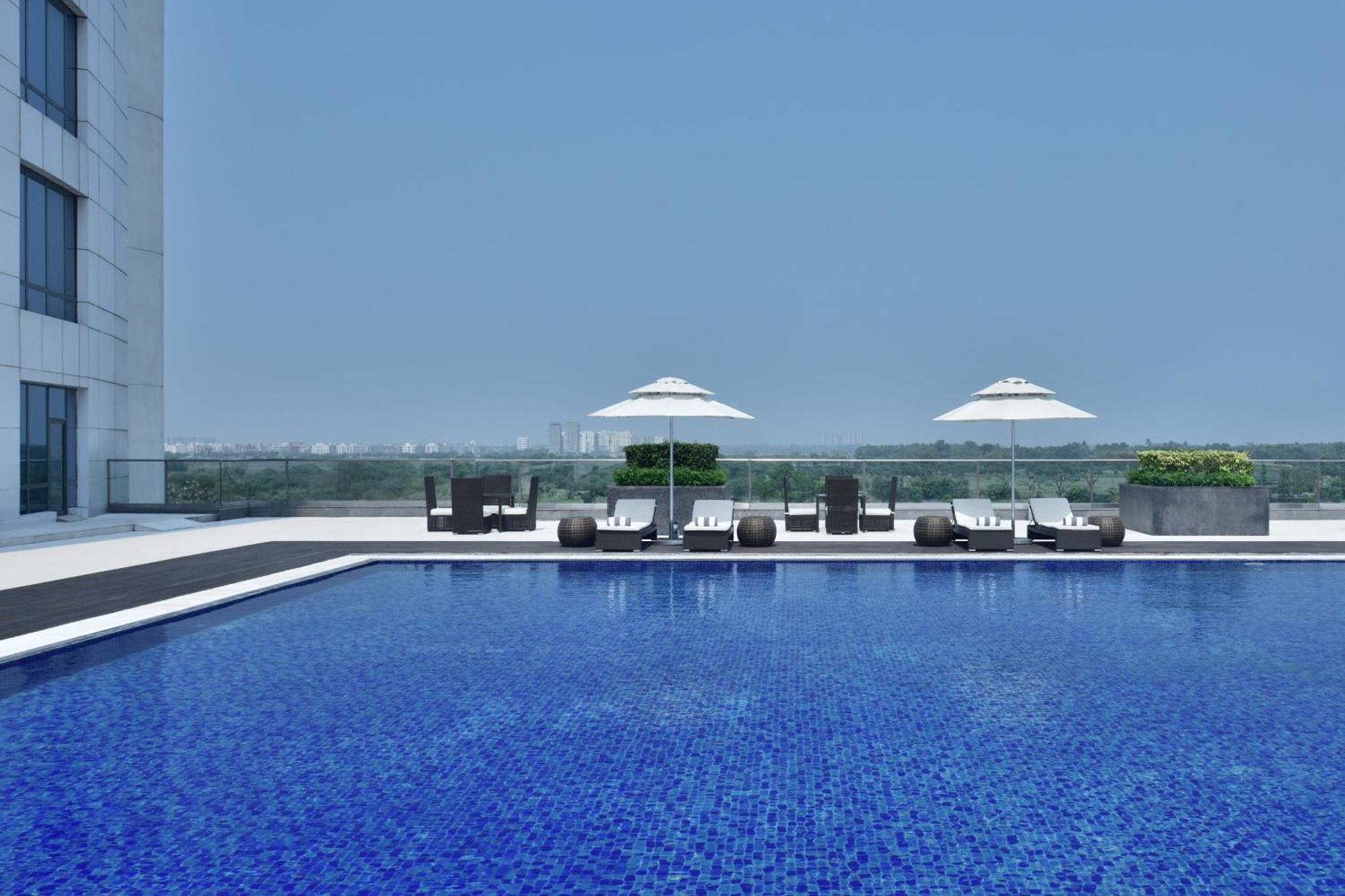 The Westin Kolkata Rajarhat מראה חיצוני תמונה The pool at the 360° Sky Lounge