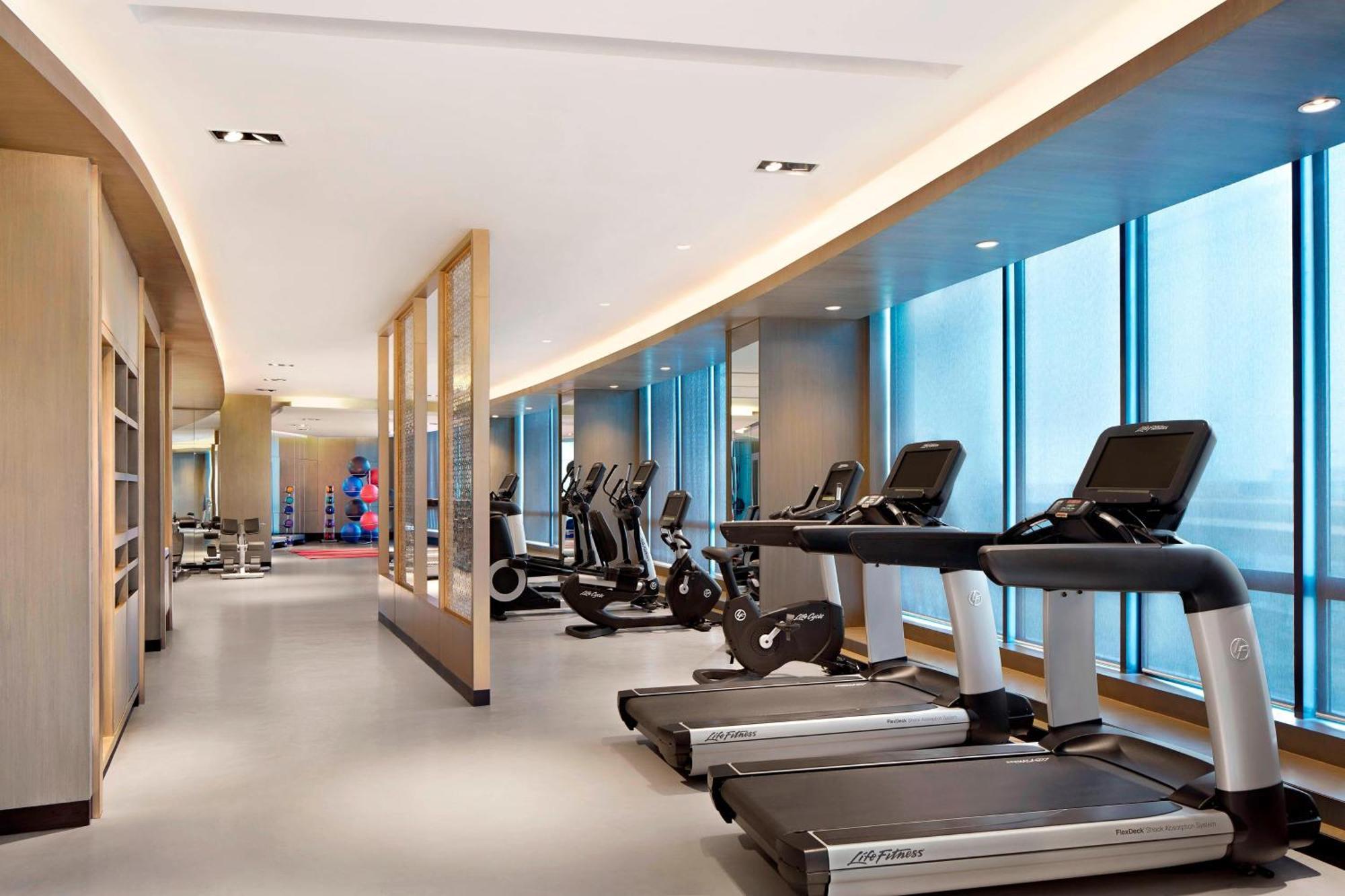 The Westin Kolkata Rajarhat מראה חיצוני תמונה The gym at the hotel