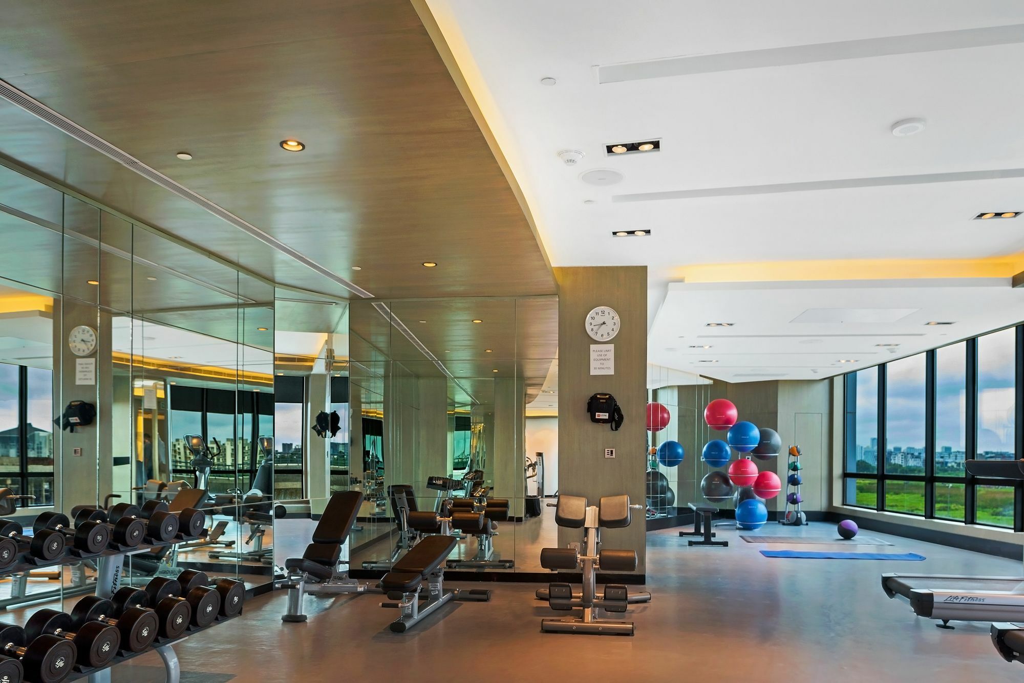 The Westin Kolkata Rajarhat מראה חיצוני תמונה The gym at the hotel