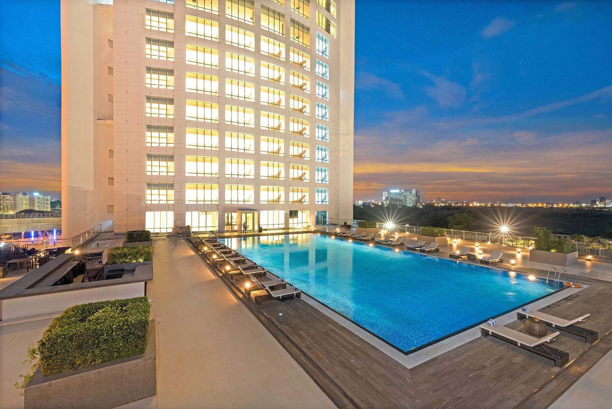 The Westin Kolkata Rajarhat מראה חיצוני תמונה The swimming pool at the hotel